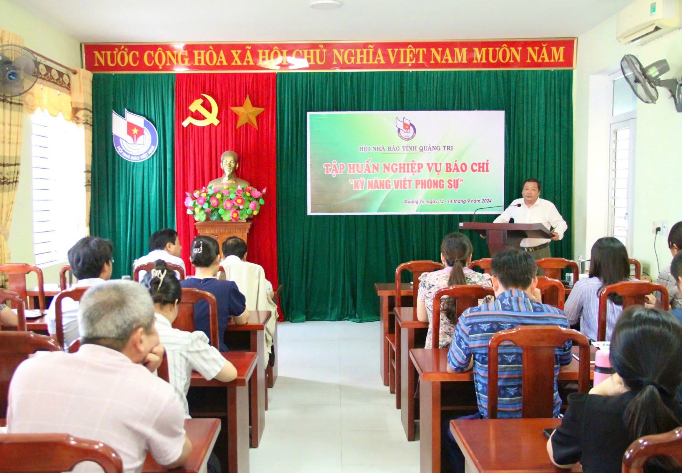 Lớp tập huấn tạo điều kiện cho đội ngũ ph&oacute;ng vi&ecirc;n, bi&ecirc;n tập vi&ecirc;n c&aacute;c cơ quan b&aacute;o ch&iacute; của tỉnh trao đổi, chia sẻ kinh nghiệm, n&acirc;ng cao tr&igrave;nh độ chuy&ecirc;n m&ocirc;n nghiệp vụ để thực hiện nhiều t&aacute;c phẩm b&aacute;o ch&iacute; c&oacute; chất lượng, mang lại hiệu ứng x&atilde; hội cao